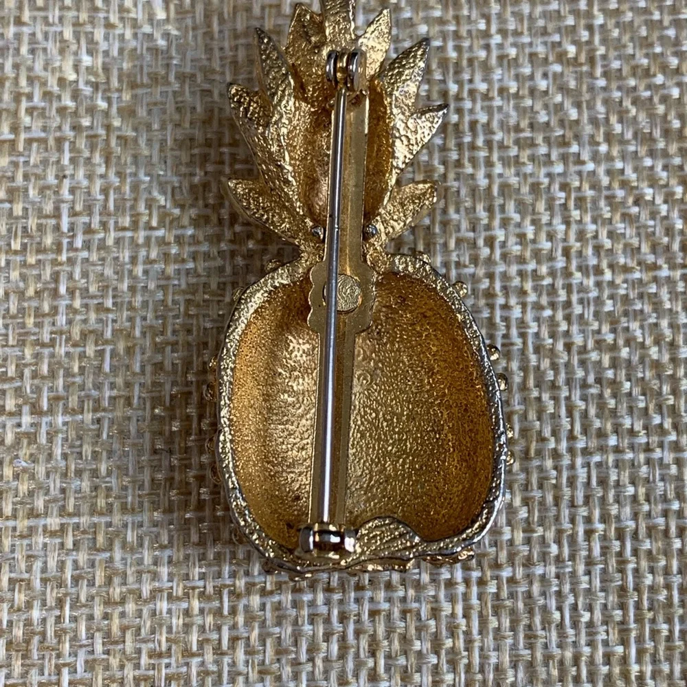 Vintage Gold Tone Pineapple Brooch Pin Textured Tropical Hospitality Symbol